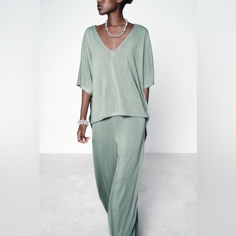ZARA SET/ CUTWORK KNIT CAPE T-SHIRT AND OPENWORK KNIT PANTS 
Good condition